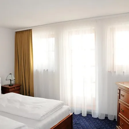 Fuerstenhof Garni מלון 4*